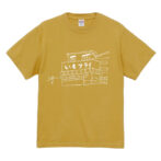 黄色いTシャツ。素朴なペン画で栃木県佐野市にあるいもフライ屋のたたずまいが描かれている。